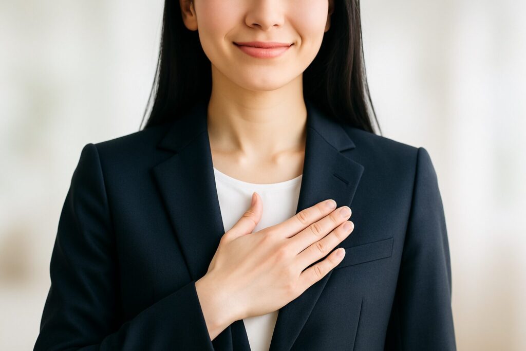 胸に手を当てる